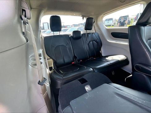 Used 2023 Chrysler Pacifica Touring-L FWD image 23