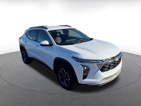 Used 2025 Chevrolet Trax LT w/ LT Convenience Package image 3