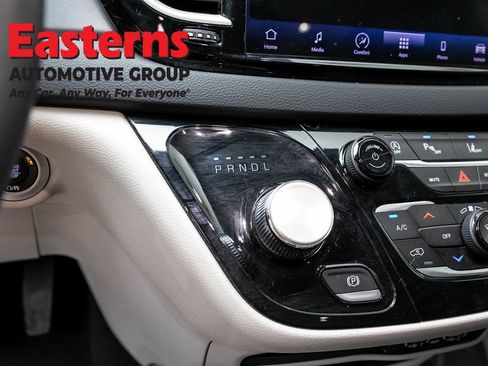 Used 2023 Chrysler Pacifica Touring-L FWD image 13