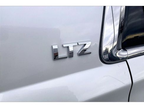Used 2016 Chevrolet Suburban LTZ image 9