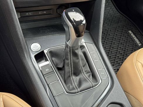 Certified 2022 Volkswagen Tiguan SE R-Line image 16