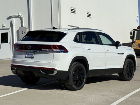 New 2026 Volkswagen Atlas Cross Sport SE FWD image 5