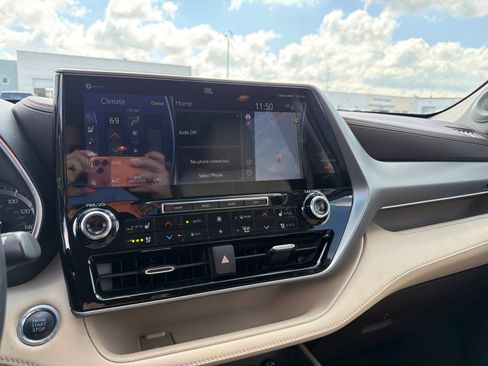 Used 2020 Toyota Highlander Platinum AWD/4WD image 18