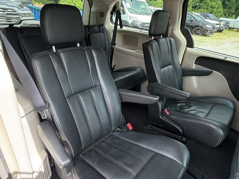 Used 2016 Chrysler Town & Country Touring w/ Driver Convenience Group FWD image 20