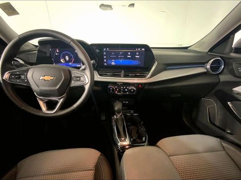 Used 2025 Chevrolet Trax LT w/ LT Convenience Package image 15