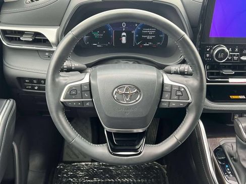 Certified 2024 Toyota Highlander Platinum AWD/4WD image 18