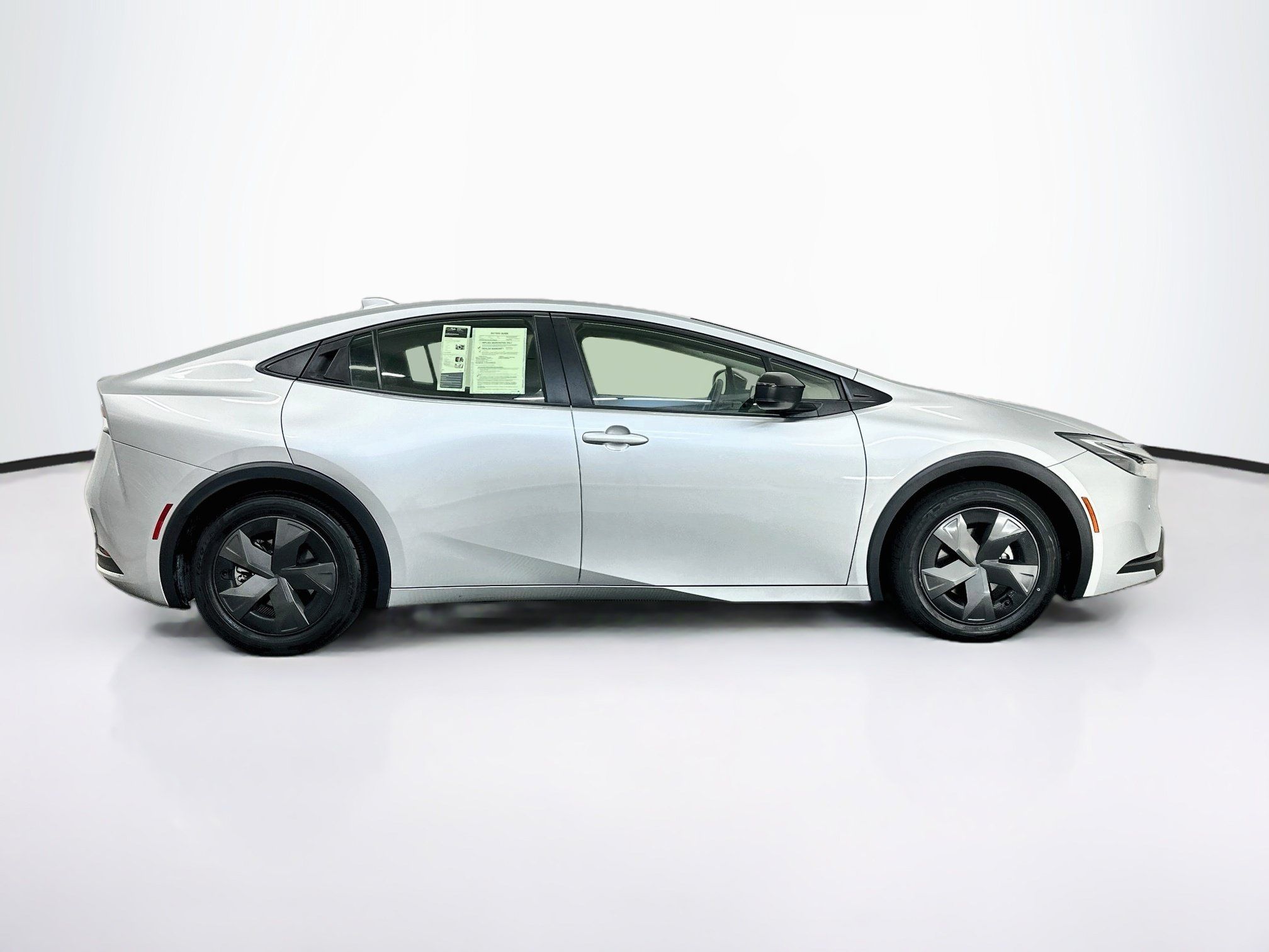 Used 2025 Toyota Prius LE FWD image 10