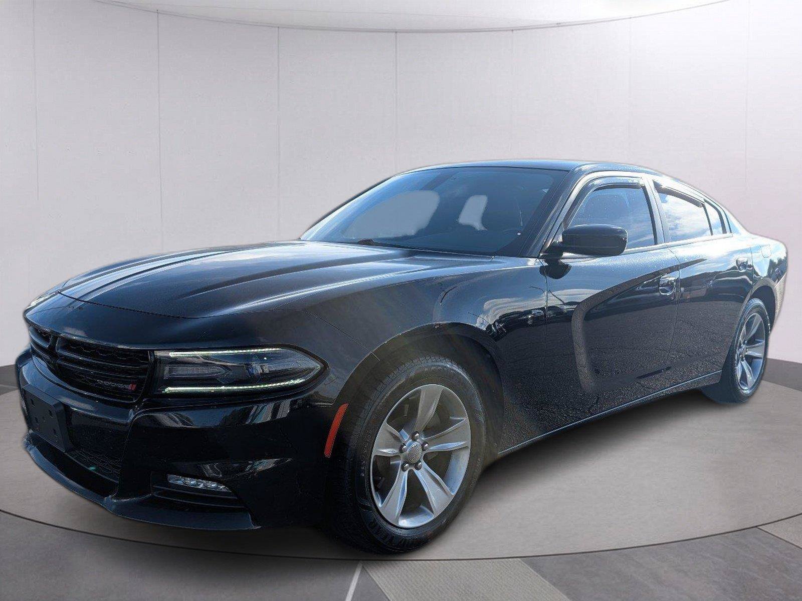 Used 2017 Dodge Charger SXT w/ Navigation & Travel Group RWD image 1