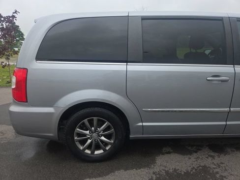 Used 2015 Chrysler Town & Country S FWD image 7