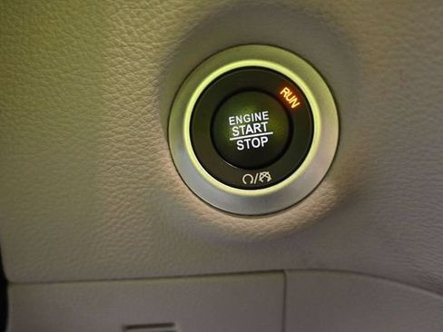 Used 2024 Chrysler Pacifica Limited FWD image 22