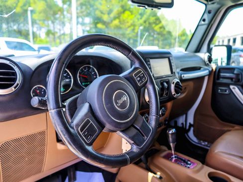 Used 2017 Jeep Wrangler Unlimited Sahara AWD/4WD image 12