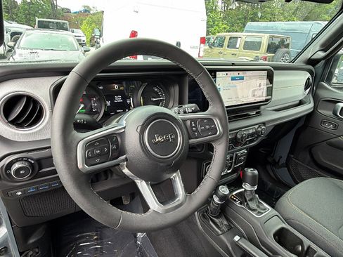 Used 2025 Jeep Wrangler Unlimited Sahara AWD/4WD image 24