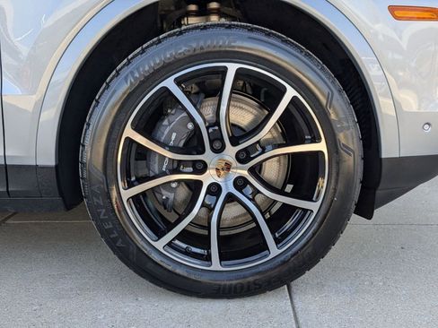 Used 2025 Porsche Cayenne image 28