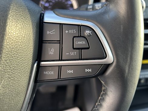 Used 2023 Toyota Highlander XLE image 27