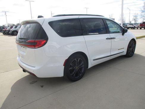 Used 2024 Chrysler Pacifica Touring-L w/ Road Tripper Package image 6