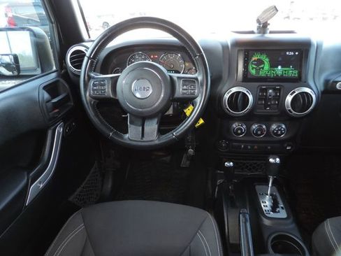 Used 2018 Jeep Wrangler Unlimited Rubicon w/ Connectivity Group image 25