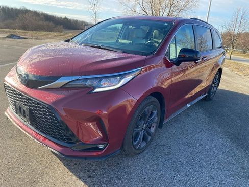 Used 2022 Toyota Sienna XSE image 2