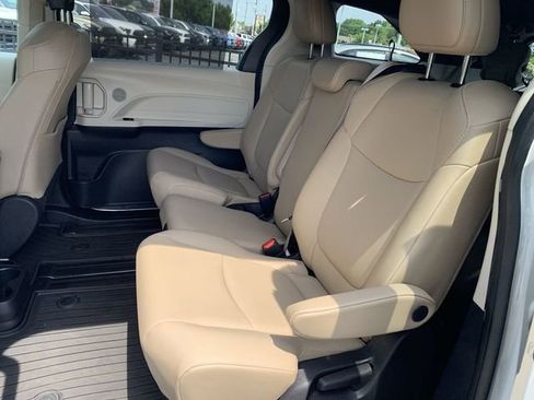 Certified 2022 Toyota Sienna XLE FWD image 15