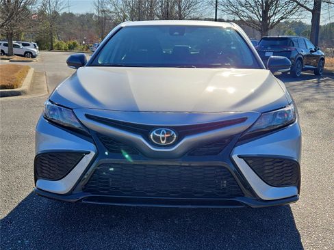 Used 2022 Toyota Camry SE image 2