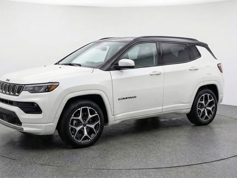 Used 2025 Jeep Compass Limited AWD/4WD image 3