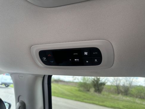 Used 2024 Chrysler Pacifica Touring-L FWD image 17
