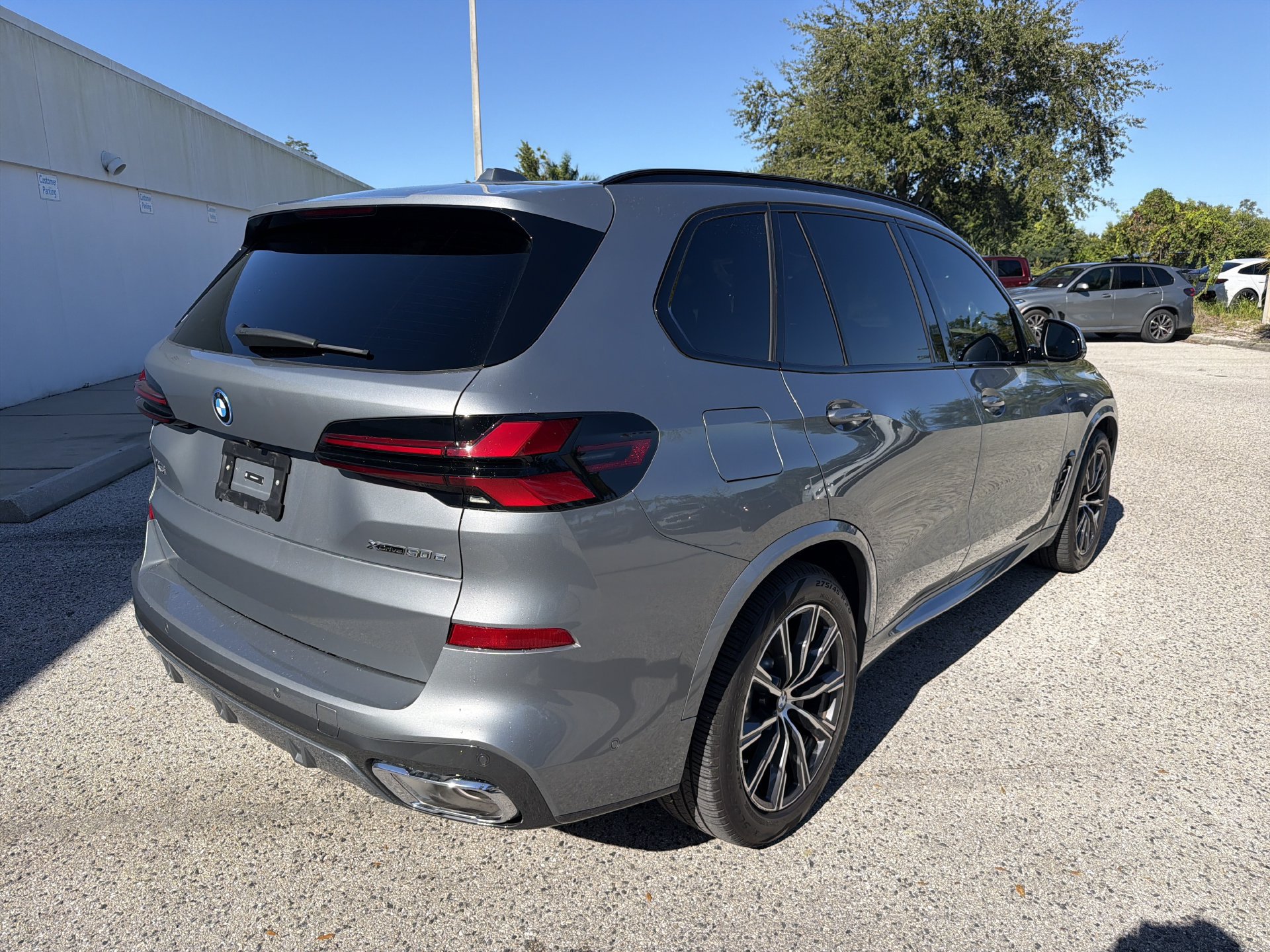 Used 2026 BMW X5 xDrive50e w/ M Sport Package AWD/4WD image 4