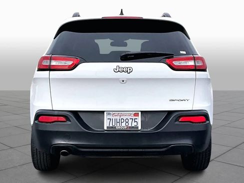 Used 2016 Jeep Cherokee Sport image 4