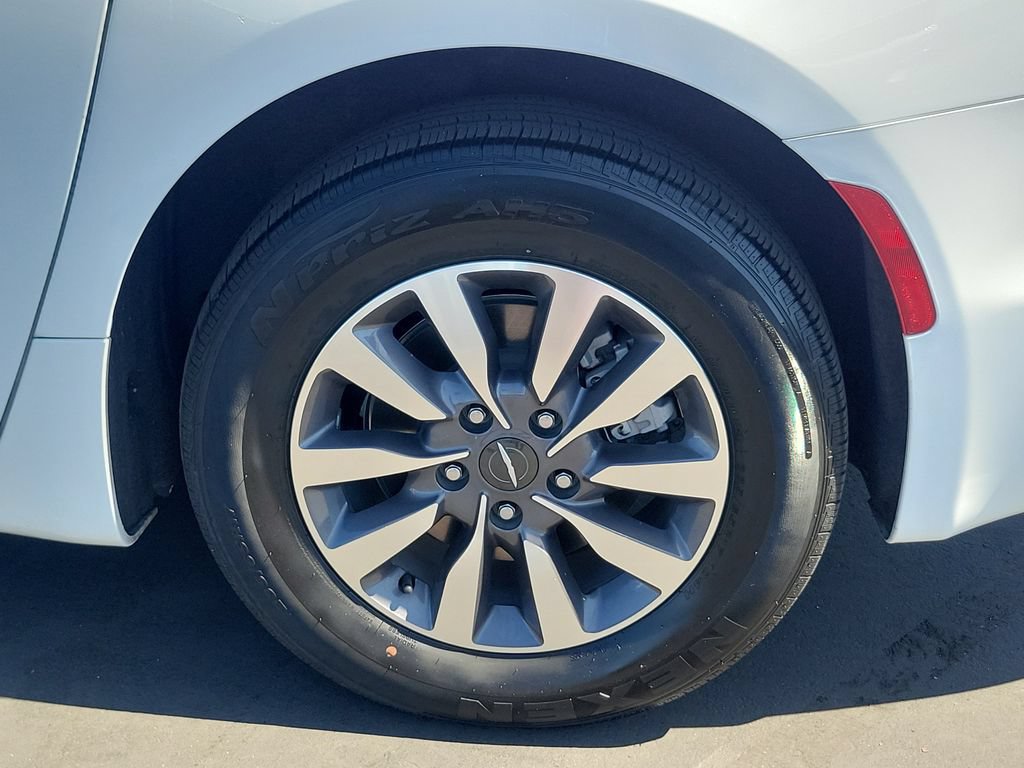 Used 2024 Chrysler Pacifica Limited FWD image 32