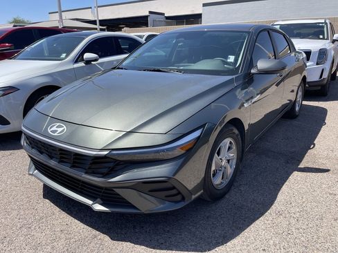 Used 2025 Hyundai Elantra SE FWD image 3