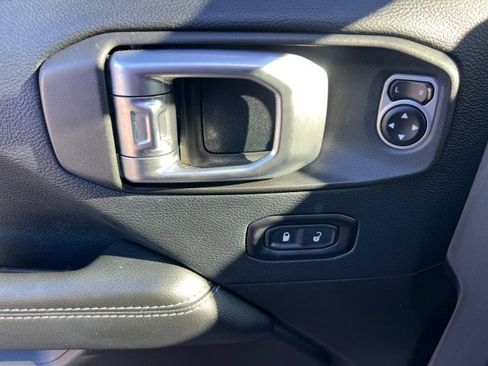 Used 2018 Jeep Wrangler Unlimited Sahara w/ Dual Top Group image 10