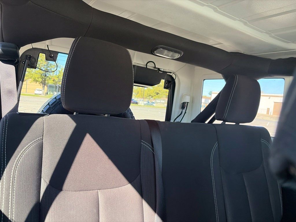 Used 2018 Jeep Wrangler Unlimited Sahara AWD/4WD image 26