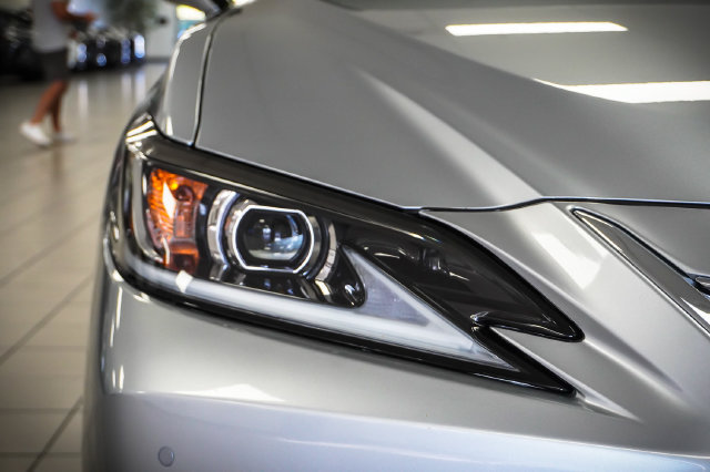 Certified 2025 Lexus ES 300h w/ Premium Package FWD image 29