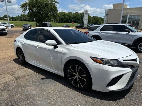 Used 2019 Toyota Camry SE w/ Carpet Mat Package FWD image 5