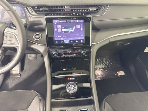 New 2025 Jeep Grand Cherokee Altitude image 22