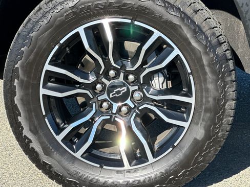 Used 2024 Chevrolet Colorado Trail Boss image 31