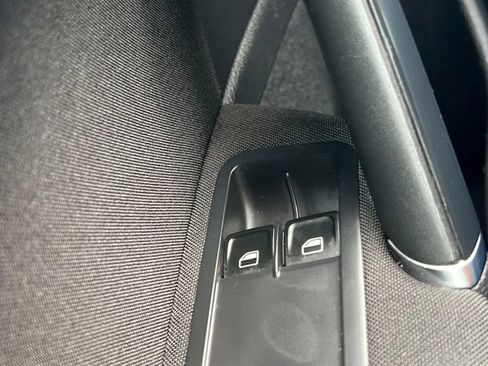 Used 2015 Volkswagen Golf S image 17