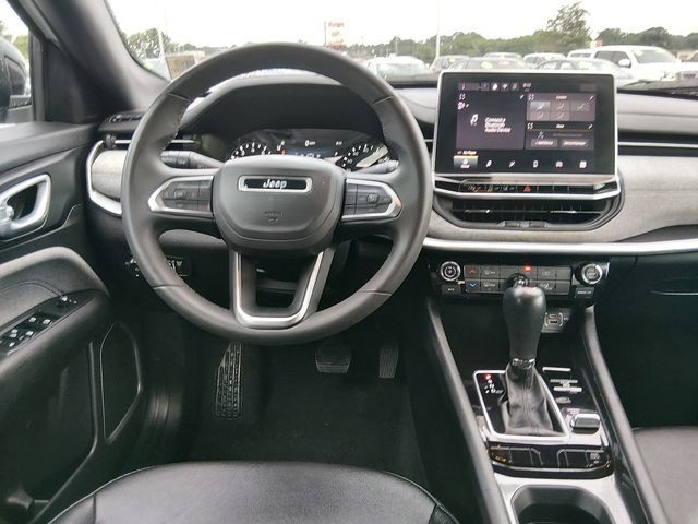 Used 2024 Jeep Compass Latitude AWD/4WD image 10