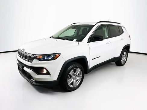 Used 2022 Jeep Compass Latitude image 3