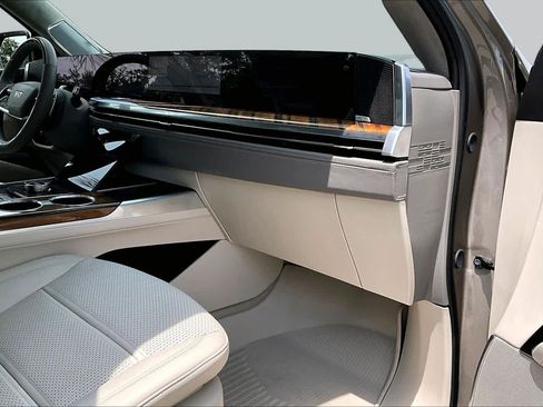 Used 2025 Cadillac Escalade Sport Platinum w/ LPO, Floor Liner Package AWD/4WD image 19