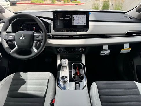 New 2025 Mitsubishi Outlander SE image 11