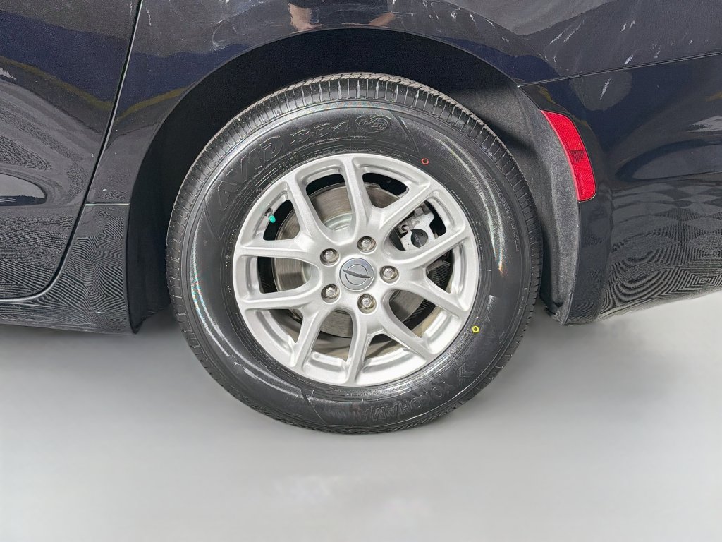 Used 2024 Chrysler Pacifica Touring-L FWD image 31