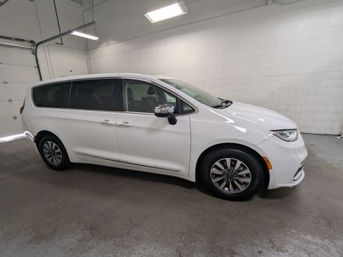 Used 2023 Chrysler Pacifica Limited w/ Uconnect Theater Family Group FWD image 3