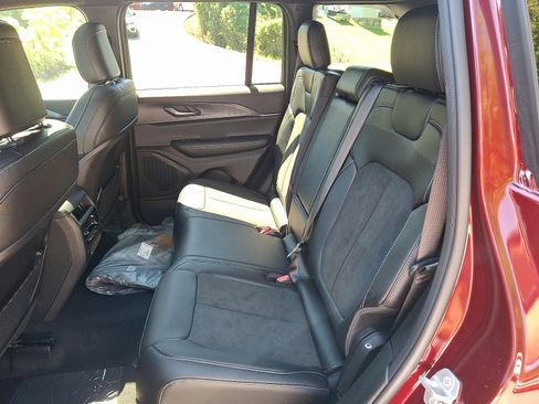 New 2025 Jeep Grand Cherokee Altitude image 6