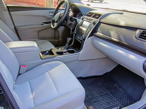 Used 2017 Toyota Camry LE FWD image 5