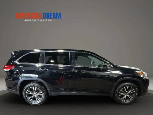 Used 2019 Toyota Highlander LE AWD/4WD image 6