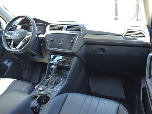 Used 2022 Volkswagen Tiguan SE AWD/4WD image 18