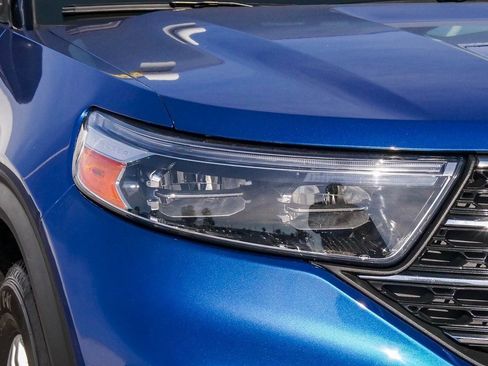 Used 2022 Ford Explorer XLT w/ Equipment Group 202A image 4