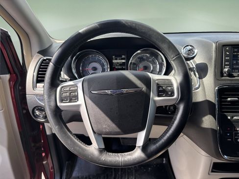Used 2015 Chrysler Town & Country Touring-L w/ Driver Convenience Group image 3