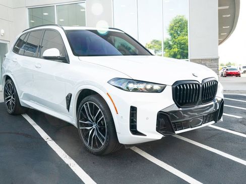 Used 2024 BMW X5 xDrive40i w/ M Sport Package AWD/4WD image 8