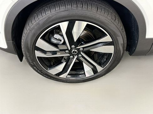 Used 2025 Volvo XC40 B5 Plus image 11